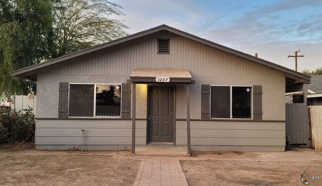 Building Photo - 1237 River Dr