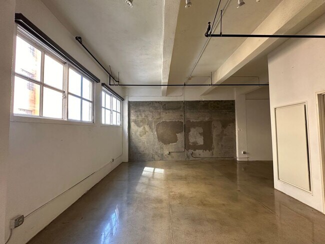 Building Photo - 738 S Los Angeles St