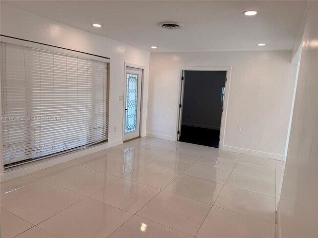 Foto del edificio - 2813 Bahama Dr