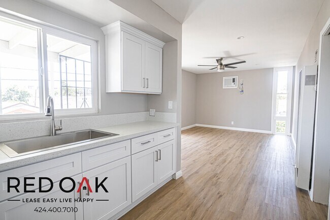 Foto del edificio - Excellent Two Bedroom Drenched in Natural ...