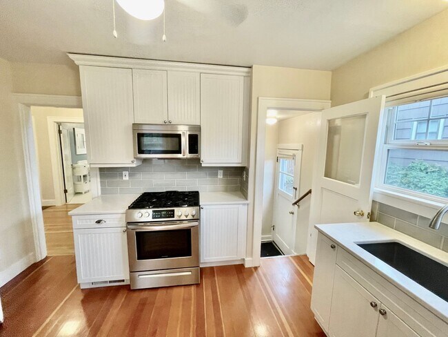Building Photo - Rare Find, Large 3bd/2bathroom (w/ Bonus Rooms) House Near Rose City Golf Course