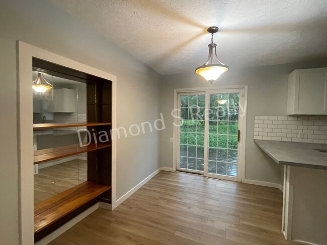 Building Photo - Great 2 Bedroom Nixa Home Available Early ...
