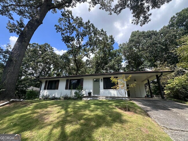 Foto del edificio - 2498 Lakewood Dr NW