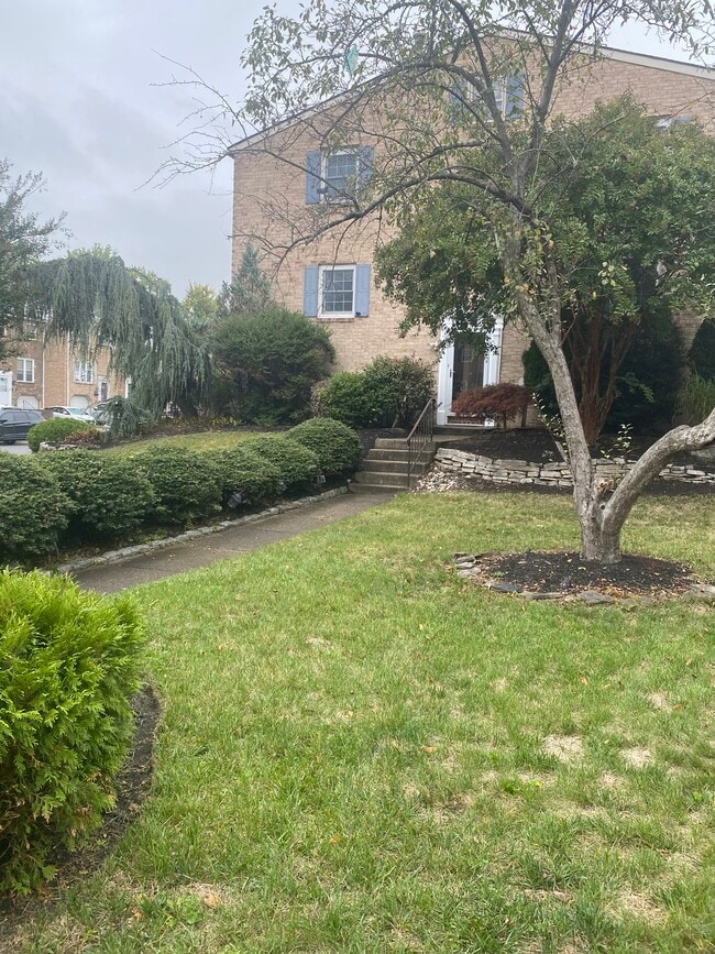 Side outside view - 1424 Boxwood Dr