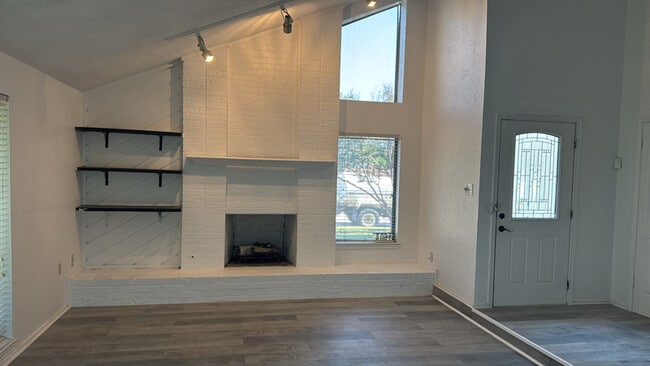 Foto del edificio - 1604 Elk Grove Dr