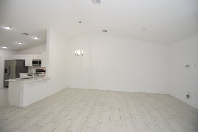 Foto del edificio - "Spacious 3-Bedroom Duplex Retreat in Palm...