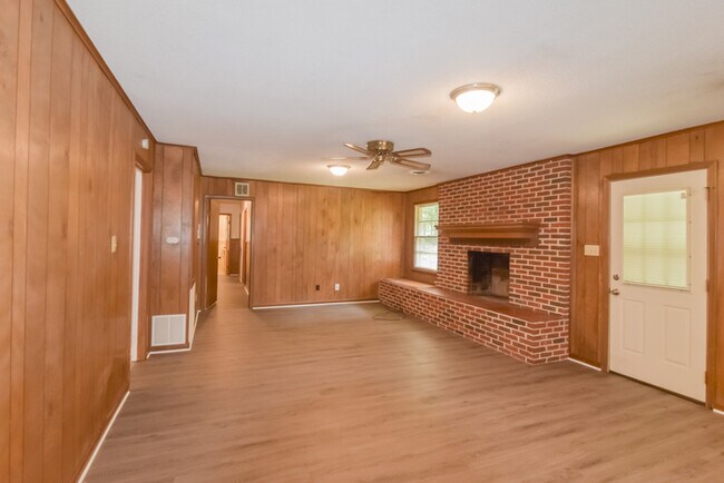 Foto del edificio - 6041 Pineleaf Dr