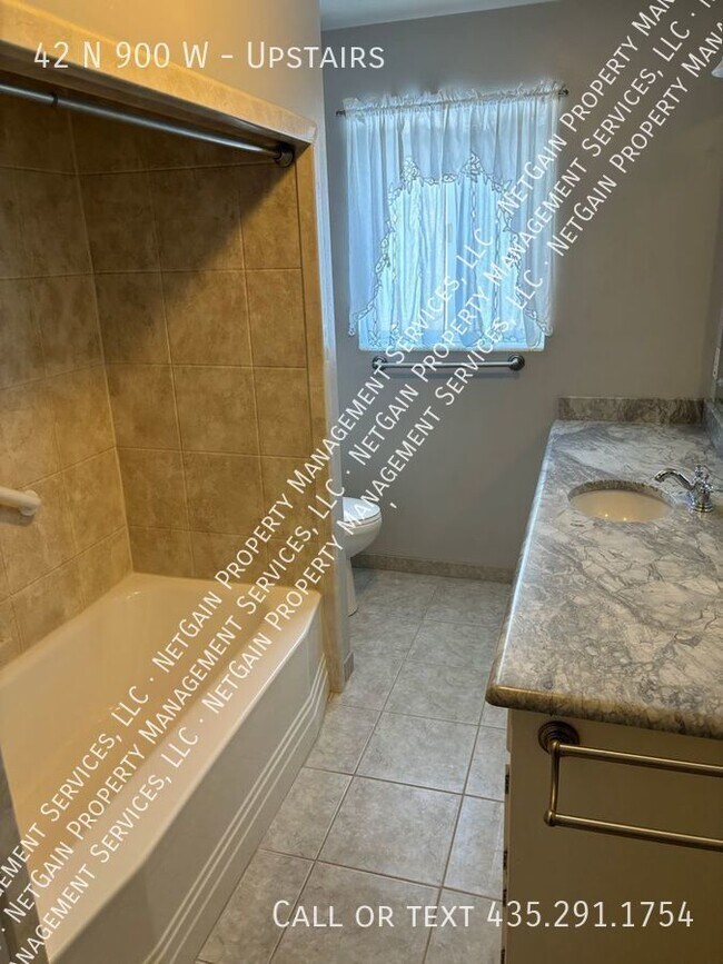 Foto del edificio - Pet Friendly 3 Bed 1 Bath Upstairs Apartment