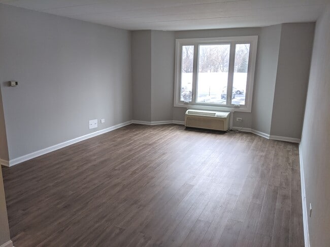 Building Photo - 1 Renaissance Pl