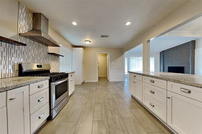 Building Photo - 2026 Willow Point Dr