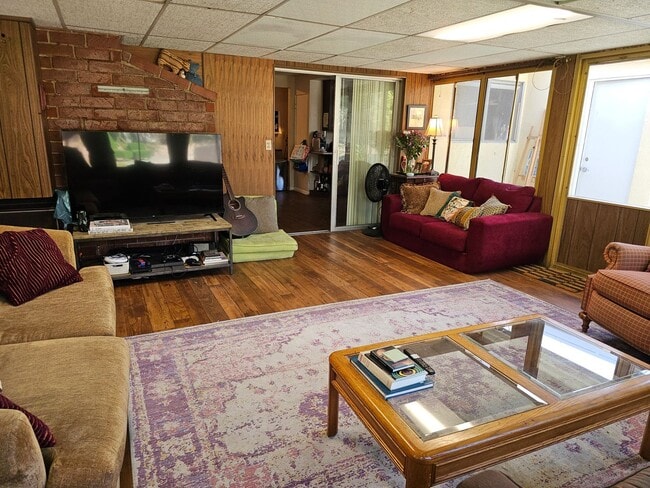 Foto del edificio - 1087 N Greengrove St