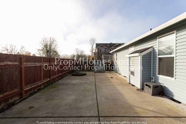 Building Photo - Charming Retreat in Scenic Molalla: Your I...