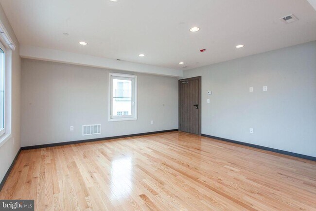 Foto del edificio - 2553 Montrose St