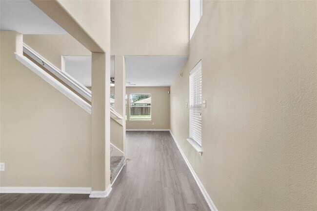 Building Photo - 2423 Pinpoint Dr