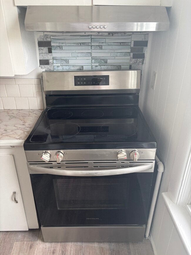 Low cost electric stove - 121 Bonney St