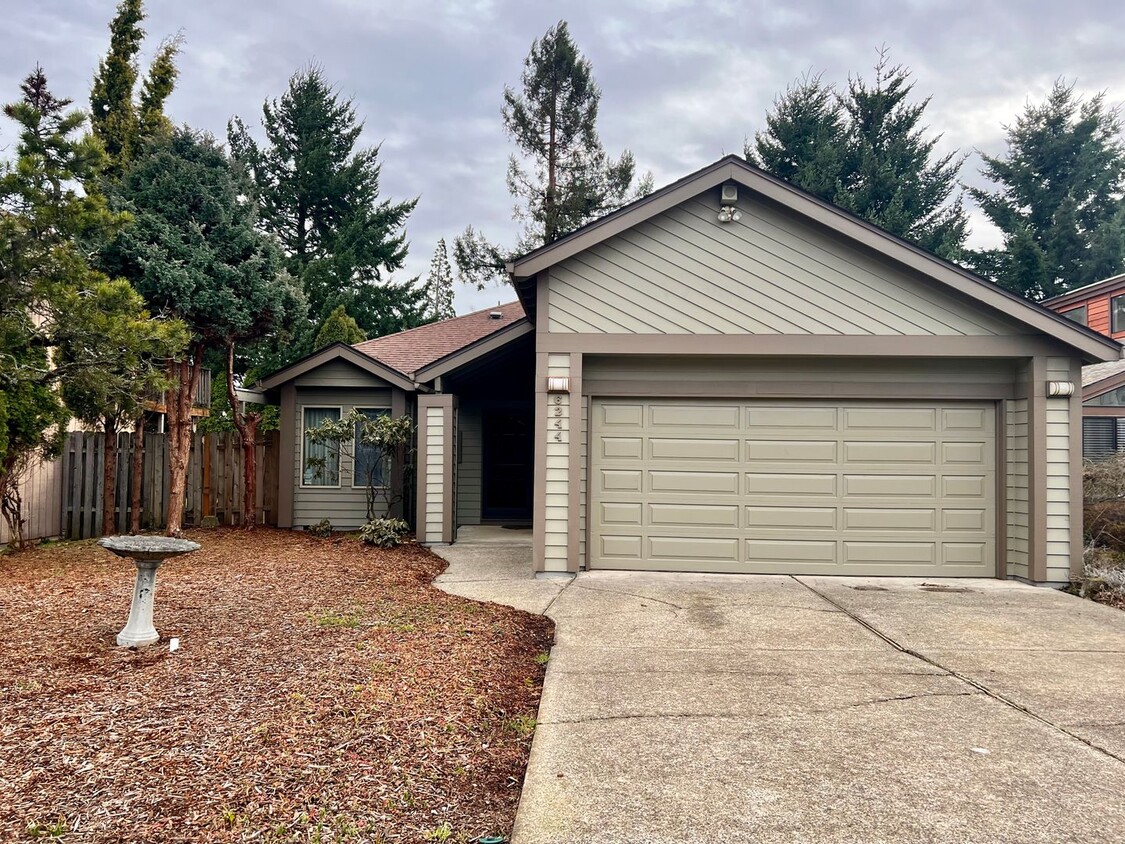 Primary Photo - Spacious 3 BD/2BA Home Near Mt.Tabor w/2 C...