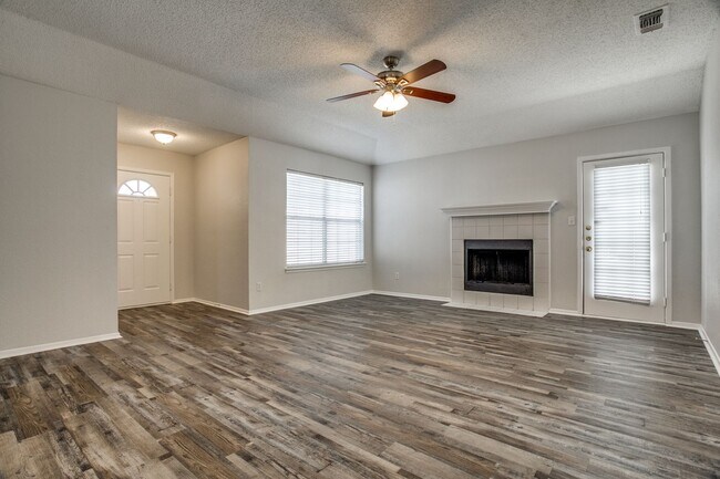Foto del edificio - Cozy 3BR Home with Spacious Backyard in Ar...