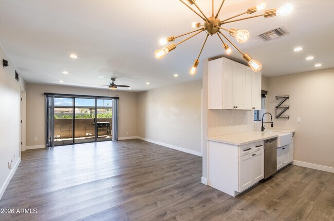 Foto del edificio - 6480 N 82nd St