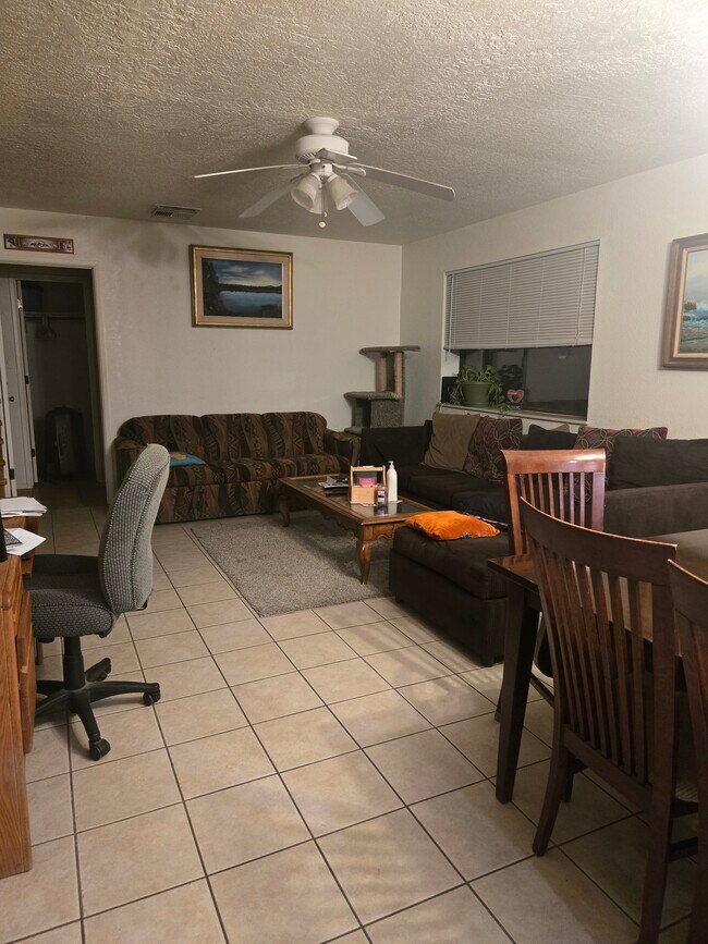 Sala de estar - 709 N 8th St