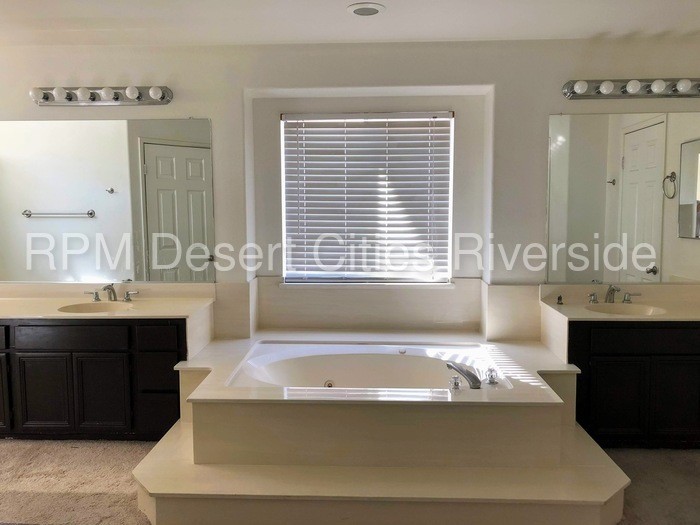 Building Photo - Huge 7 Bedroom Home in Moreno Valley!