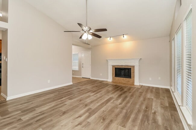 Building Photo - 7917 Val Verde Dr