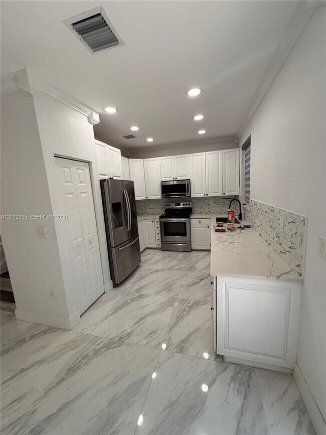 Foto del edificio - 721 NW 170th Terrace