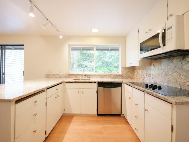 Building Photo - 3 Bed and 3 Bath Plus Office Private Singl...