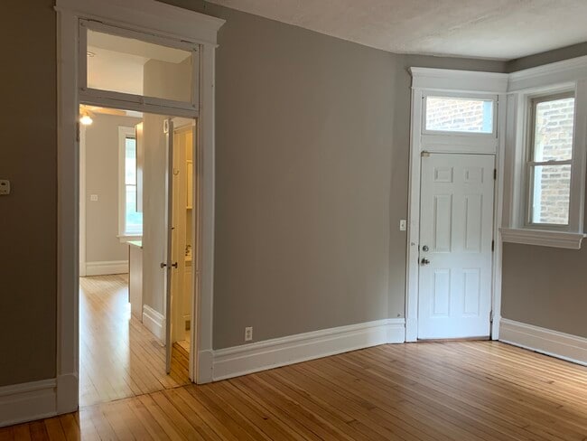 Building Photo - 835 N Damen Ave