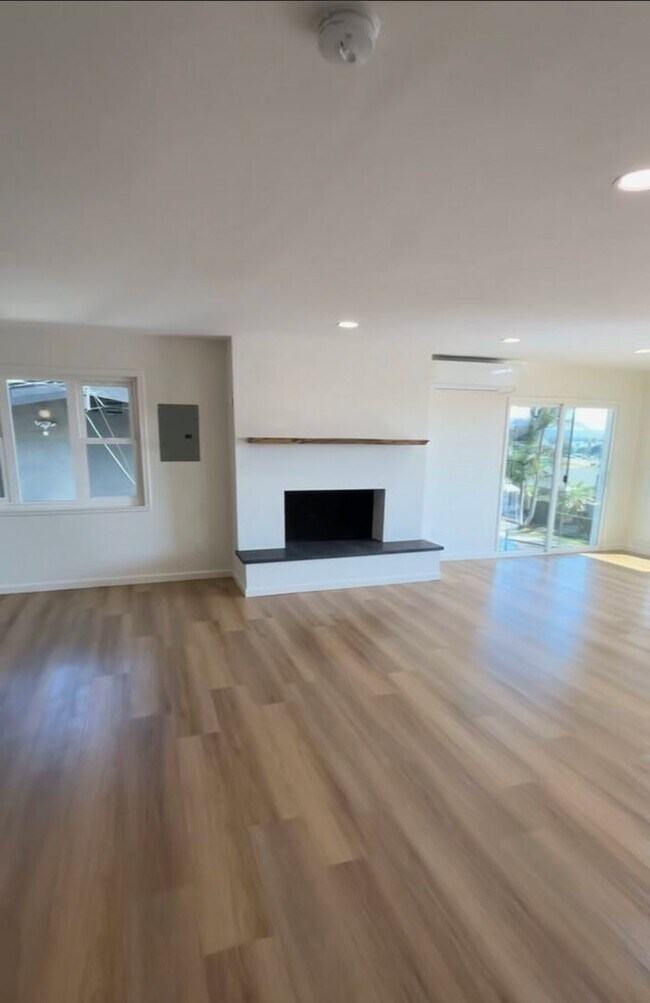 Building Photo - 4 bedrooms 2 baths home by Bay Park.