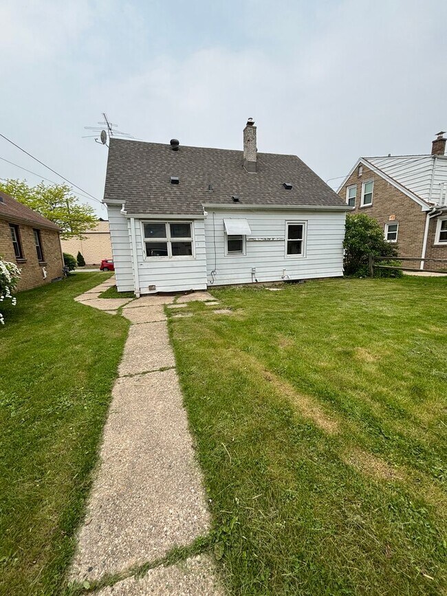 Foto del edificio - HUGE NICE 3BR SINGLE FAMILY HOME, PARKING,...