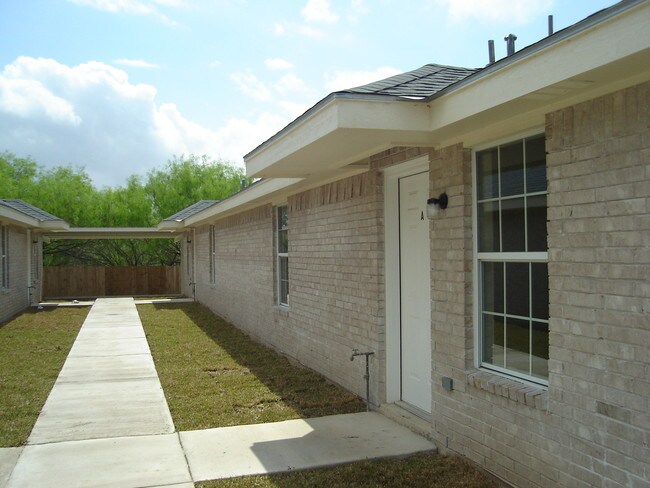 Building Photo - 1404-1504 Quail Ln