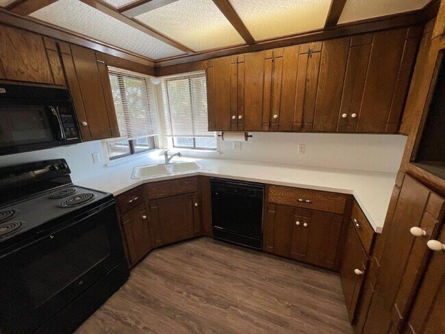 Foto del edificio - 3 bed, 2 bath, 2 dining, 2 car garage home...