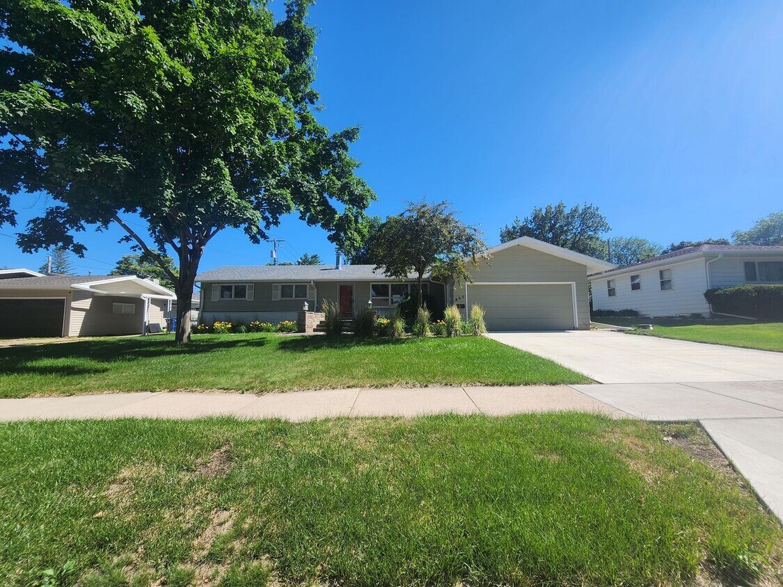 Foto principal - Spacious 5-Bedroom Home Near McKennan Park