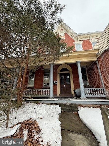 Building Photo - 216 Main St