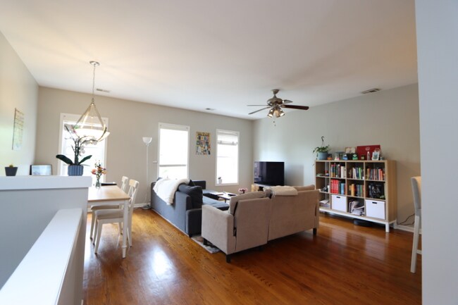 Building Photo - 837 S Laflin St