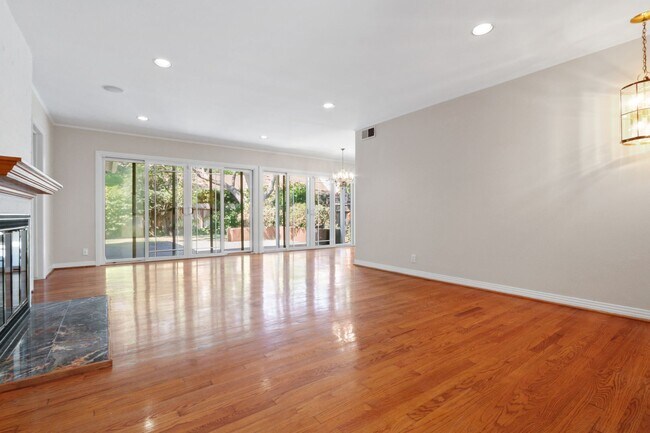 Foto del edificio - Expansive Mar Vista Single Story Home with...