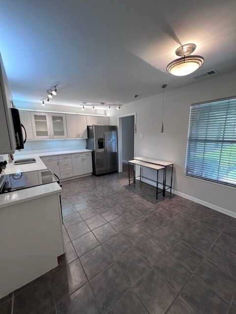 Building Photo - 610 Downing Dr