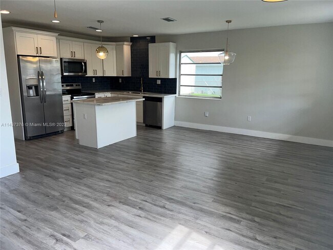 Building Photo - 5240 SW 97th Ct