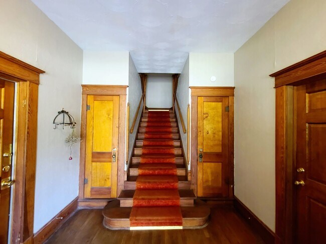 Building Photo - 2 bedroom, 1 bath four-plex apartment on 2nd floor in Munger Place Historic District!
