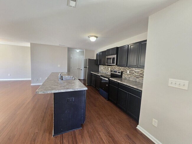 Foto del edificio - Beautiful Home Available for Rent in Charl...