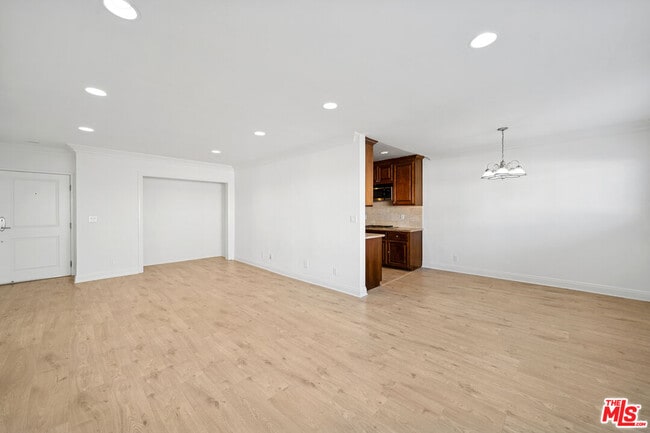 Building Photo - 133 N Swall Dr