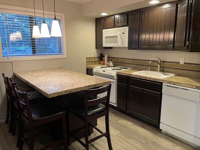 Building Photo - Fully Furnished 1 Bed 1 Bath NW Bend