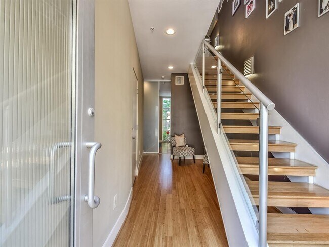 Foto del edificio - 6014 Fairdale Ln