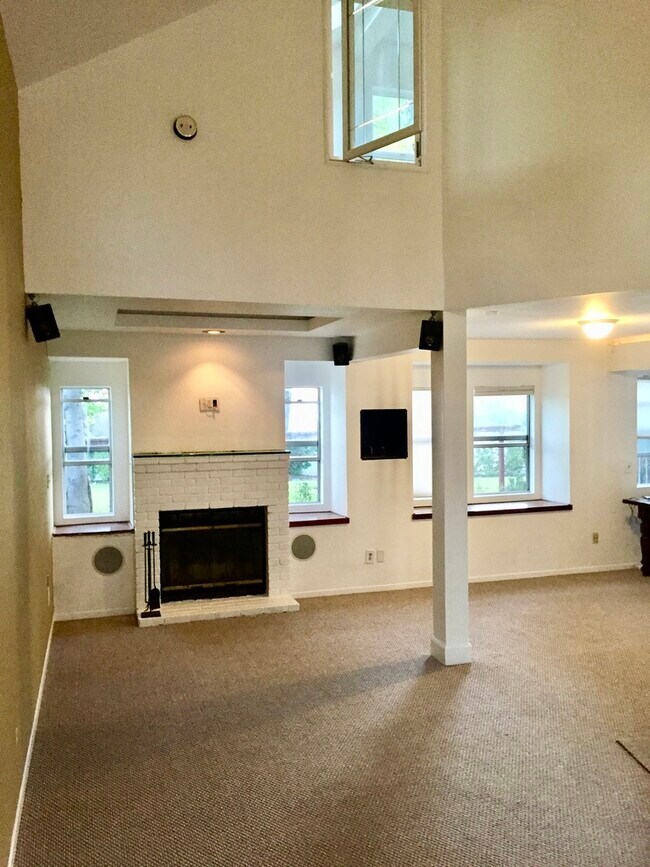 Foto del edificio - 1355 Waterbury Ct