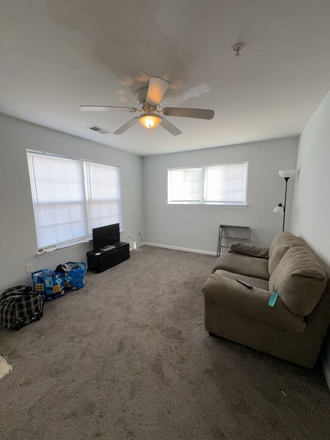 Foto del edificio - "Charming 1-Bedroom Townhouse Retreat on Campus Drive!"