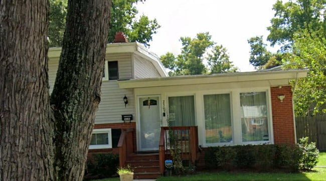 Building Photo - 2303 Pinneberg Ave