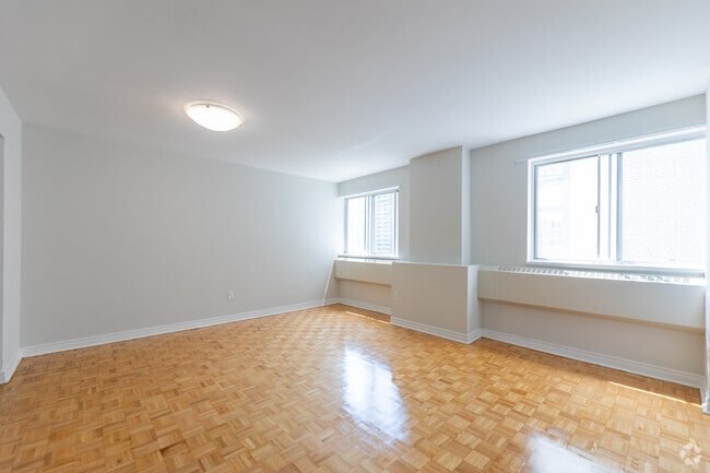 BACHELOR - Salon - 650 Parliament St