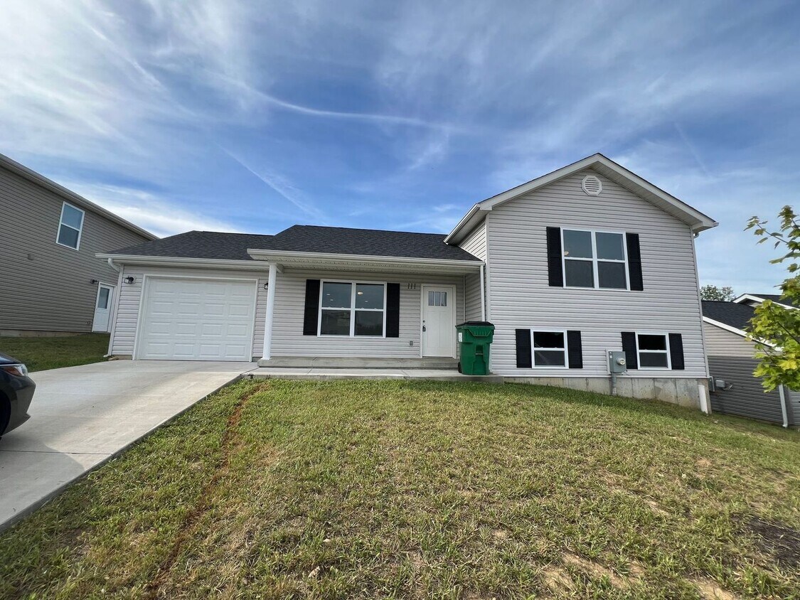 Foto principal - 3 bed 2 bath