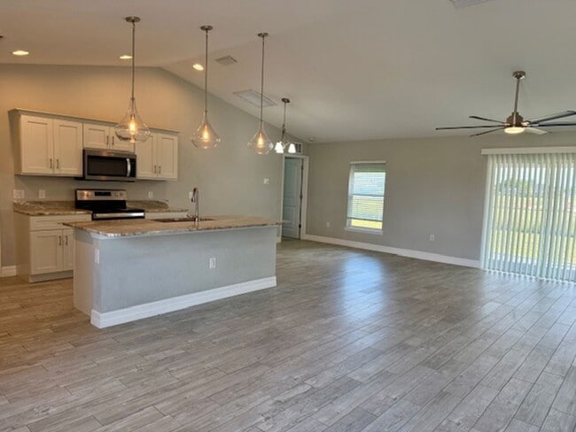 Foto del edificio - LIKE BRAND NEW 3 Bed, 2 Bath Home with 2-C...