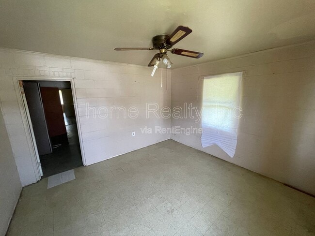 Building Photo - 415 Rocky St